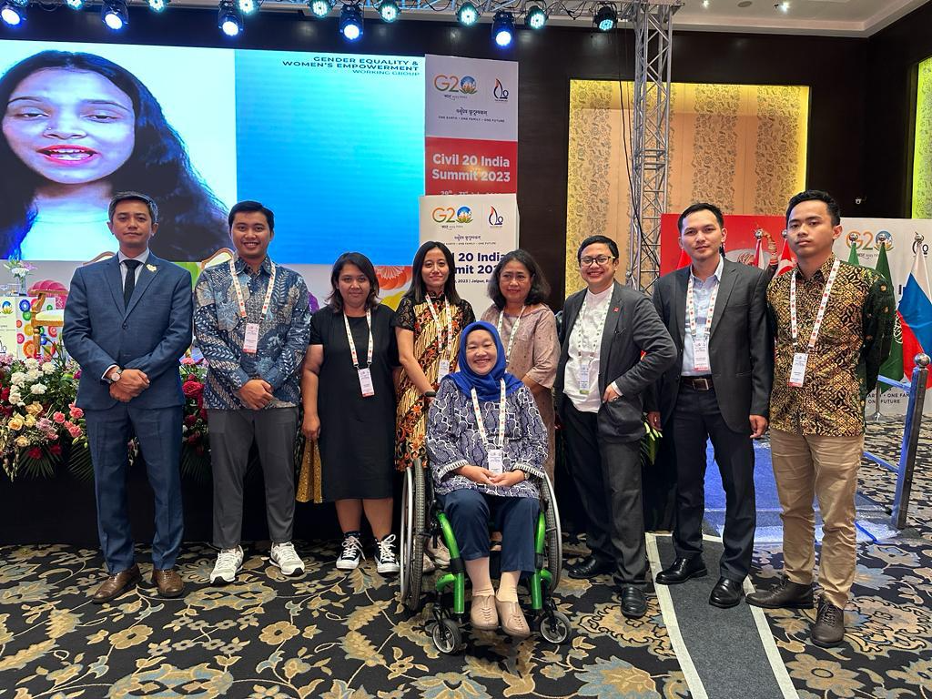 Group photo of Indonesian OPDs at G 20 in Jaipur, India.